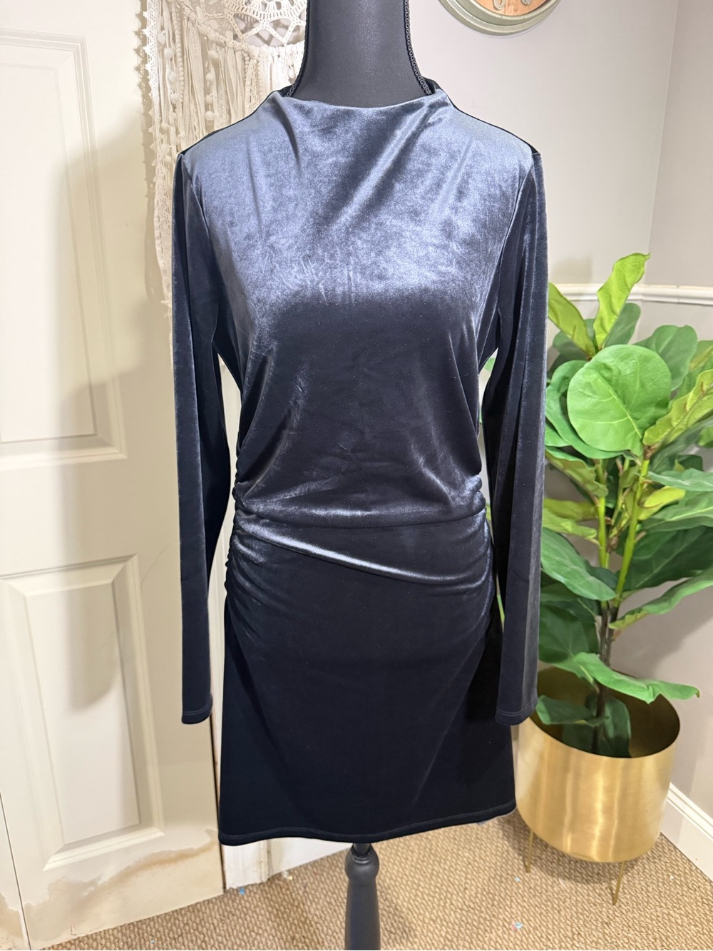 Abercrombie & Fitch Black Long-Sleeve Velvet Sheath Dress size medium